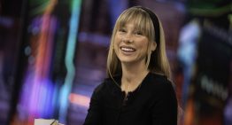 Ester Expósito une la tendencia Old Money con los años 90 con su nuevo flequillo y una diadema preppy en su visita a El Hormiguero
