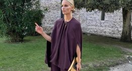 Esta es la invitada más elegante del fin de semana que ha elegido un look dos piezas con pantalón del color tendencia de este otoño  en una boda de tarde