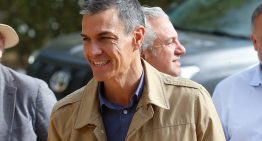 Pedro Sánchez se atreve con los vaqueros pitillo y Juan Avellaneda opina sobre su look: «No le favorecen nada. Ese intento de parecer joven o cool termina resultando lo contrario»