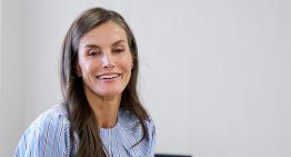 El look ideal de la reina Letizia en la inauguración del curso escolar (mientras anima a los alumnos a leer)