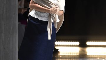 Miuccia Prada no lleva uno sino tres broches y nos da el manual de estilo de este accesorio para llevarlo bien este otoño