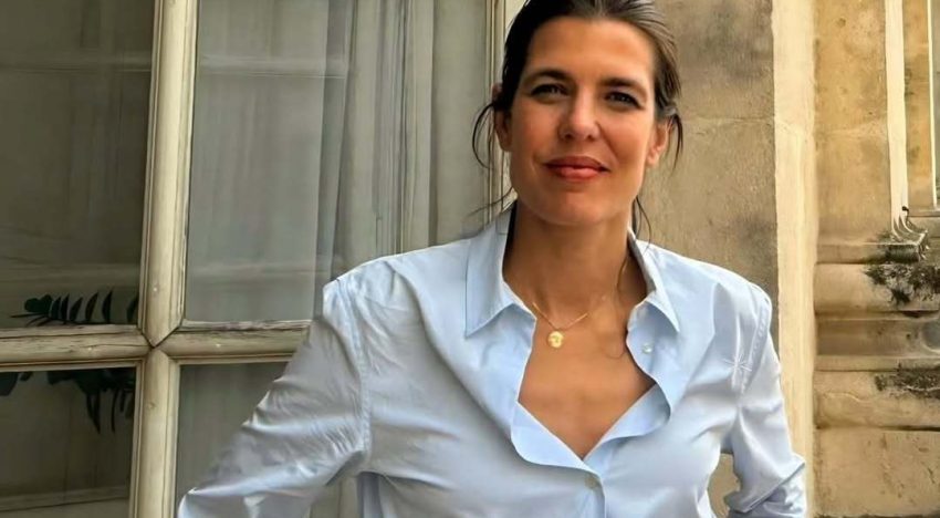 Carlota Casiraghi tiene decenas de chaquetas de Chanel pero también la camisa azul que puedes encontrar en Zara