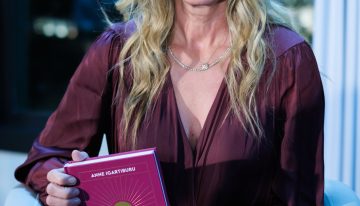 Anne Igartiburu (56 años): «Ahora camino mucho más y he añadido ejercicios de fuerza a mis rutinas para ayudar a fortalecer mis músculos y proteger mis huesos»