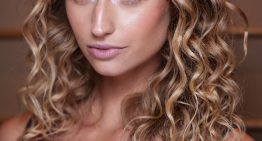 Mayra Medina, maquilladora: «En un rostro con arrugas o líneas de expresión, los polvos compactos no son recomendables, marcan la textura y resecan aún más»