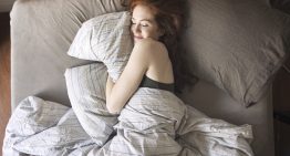 Dra. Caitlin Chasser, especialista en sueño: «Dormir de lado, con un cojín entre las piernas, es la mejor postura para un sueño reparador»