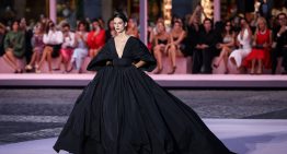Carolina Herrera en la Plaza Mayor de Madrid desata la locura con un desfile que es el homenaje más bonito a España