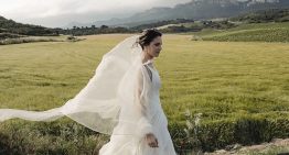 La novia madrileña que nos enamoró con su capa y vestido plisado