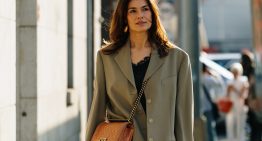 He estado en la Fiesta Grande de Oviedo y las mujeres más elegantes llevaban esta blazer tendencia que he visto muchísimo a las expertas de moda