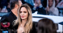 Mitad americana, mitad rebeca, necesitamos más chaquetas como la de Angelina Jolie en San Sebastián para llevar con traje de día y con vestido de noche