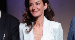 Telma Ortiz con un traje rebajado de Mango y unas mules transparentes, nos recuerda las veces que la reina Letizia apostó por zapatos de vinilo