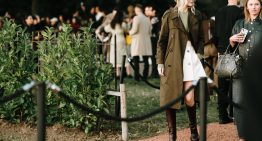 Alexa, Poppy, Rosie… solo las inglesas pueden mostrarnos las distintas maneras (supercool) de llevar la gabardina