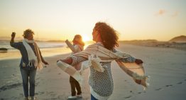 «La longevidad no se construye con superalimentos»: las 3 cosas que aprendió esta antropóloga y fisioterapeuta de los longevos de Okinawa