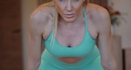 Crys Dyaz, entrenadora de Blanca Suárez, explica cómo ganar fuerza y firmeza en glúteos con una banda elástica y una silla