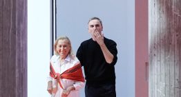 Miuccia Prada es la única influencer que no lleva el pañuelo como las demás y anticipa cómo lo llevaremos todas en unos meses