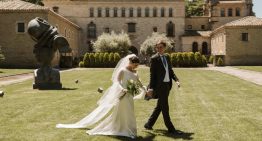 La novia navarra que lució un vestido romántico con escote asimétrico