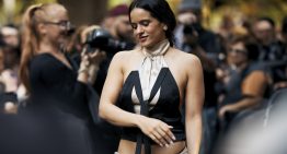 Mucho se comenta sobre las axilas decoloradas de Rosalía pero nosotras no dejamos de hablar de sus uñas tendencia