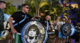 La Selección llegó a Guayaquil: un puñado de fieles hinchas argentinos, los curiosos y un ingreso raudo para esperar por el partido vs Ecuador