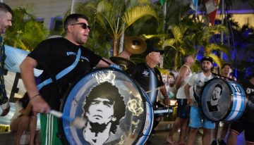 La Selección llegó a Guayaquil: un puñado de fieles hinchas argentinos, los curiosos y un ingreso raudo para esperar por el partido vs Ecuador
