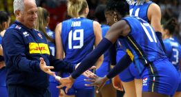 El argentino Julio Velasco lo hizo de nuevo: llevó a Italia a ser campeón del mundo femenino y logró la triple corona en el voley
