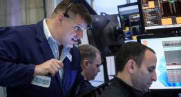Wall Street retrocede ante un posible cierre parcial del gobierno estadounidense