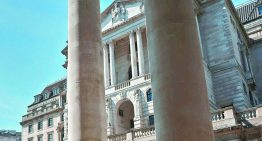 El Banco de Inglaterra mantiene su tasa de interés pero ralentiza el ritmo de la venta de bonos