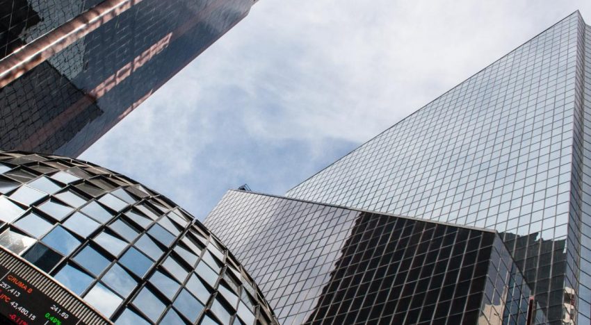 Bolsa mexicana toca un nuevo máximo intradía; mineras y Alsea lideran las ganancias