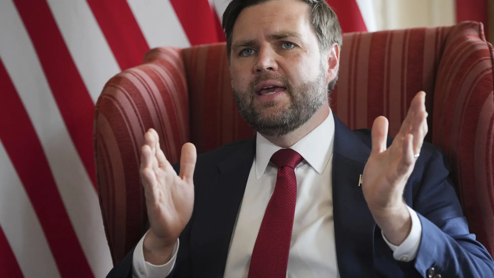 JD Vance responde a una acusación al Gobierno de cometer crímenes de guerra: «Me importa una mierda»