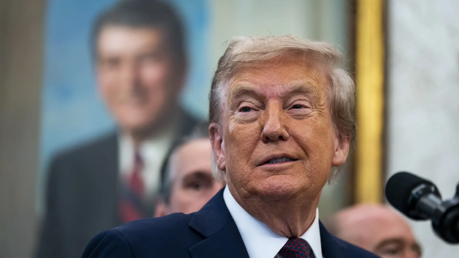Trump dice que «nadie sabe de dónde vino» la injerencia en el GPS del avión de Von der Leyen en Bulgaria