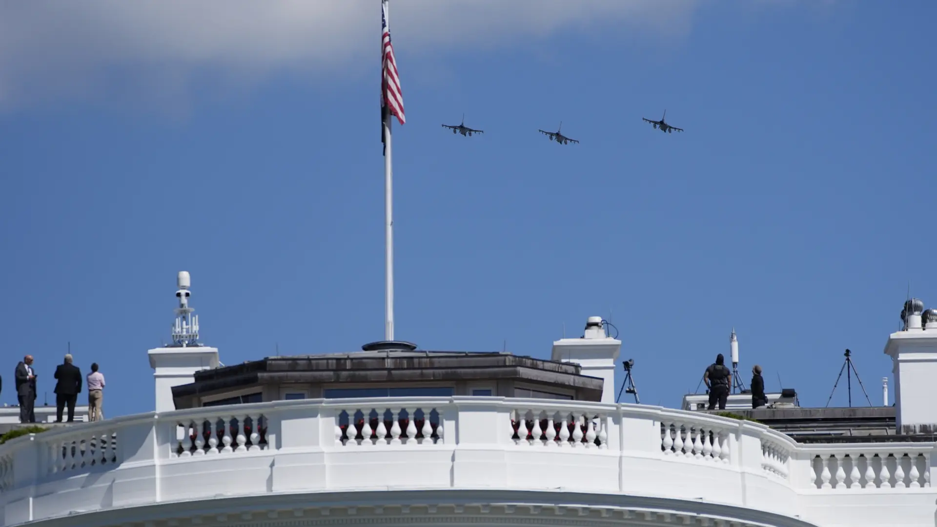 Trump recibe al presidente de Polonia con un sobrevuelo de cazas sobre la Casa Blanca