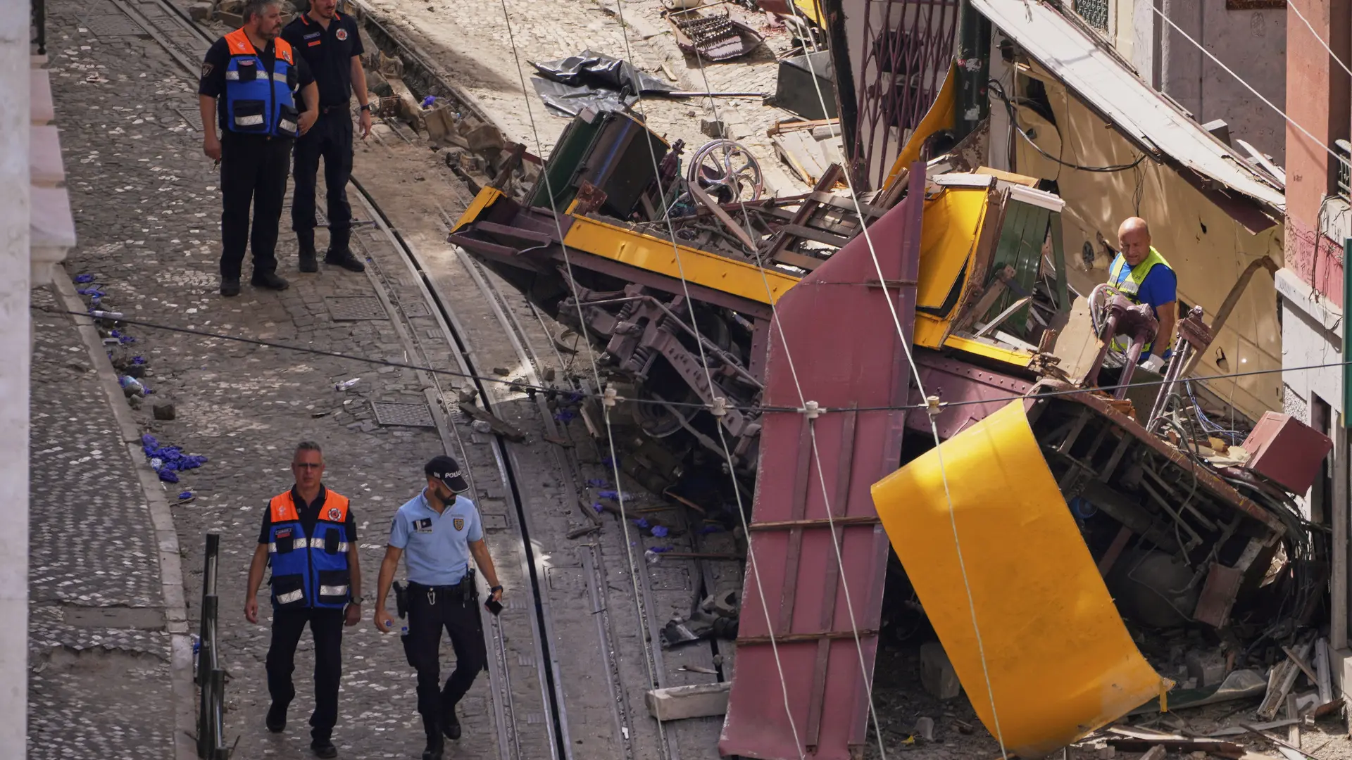 El guardafrenos, dos empleados de una casa de misericordia y varios turistas británicos, entre los muertos del funicular de Lisboa