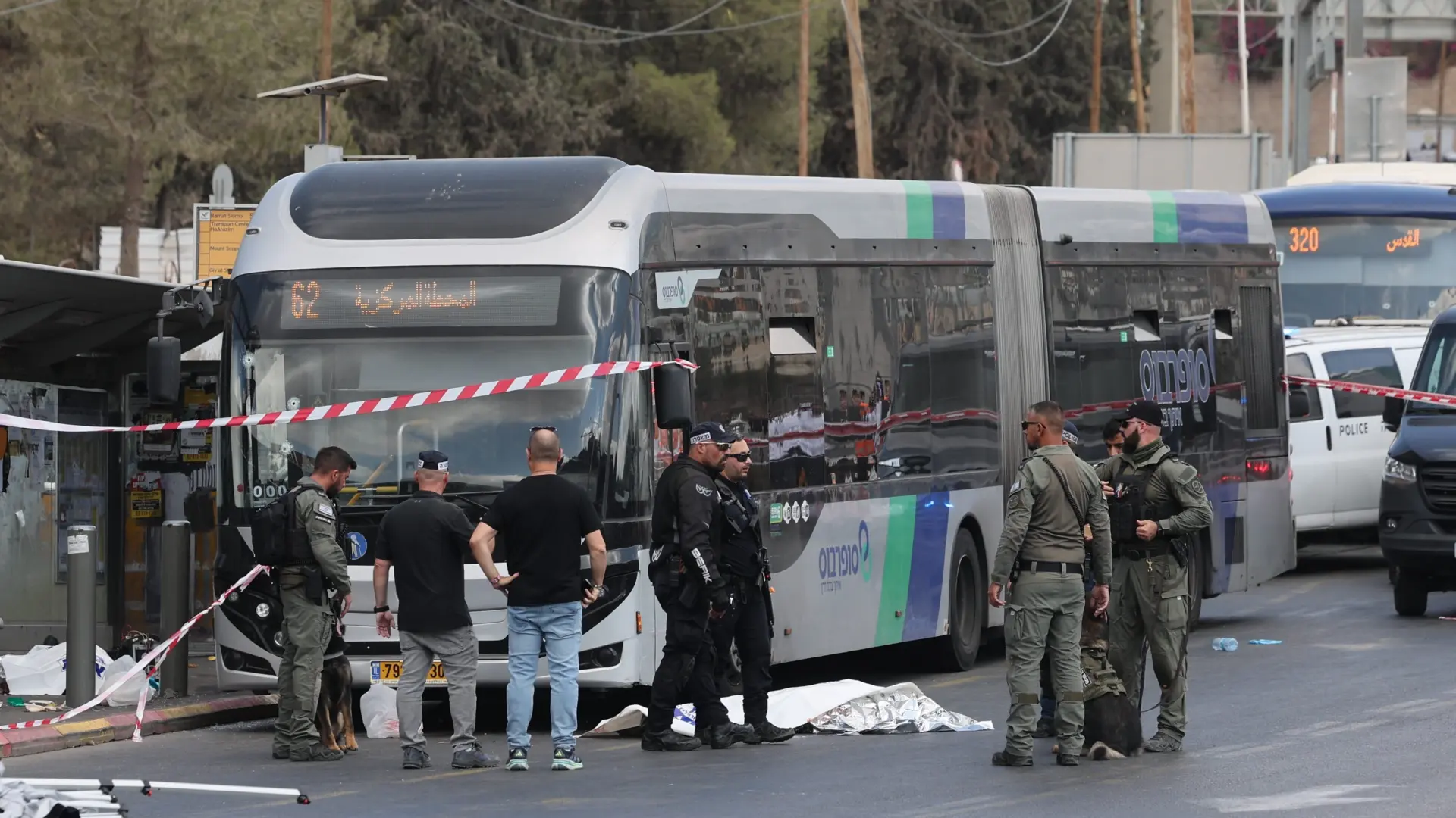 Ataque terrorista contra un autobús en Jerusalén: cinco pasajeros muertos y 15 heridos; los dos atacantes han sido abatidos