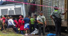 Asciende a 10 la cifra de muertos tras choque de autobús con tren de carga en México