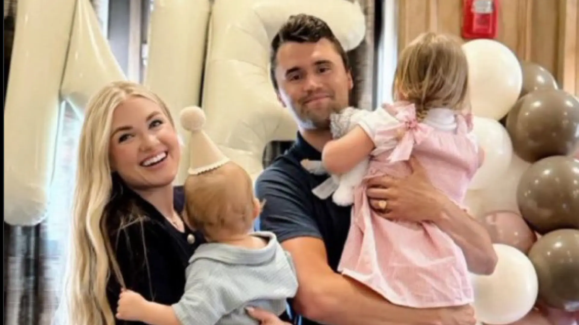 La viuda de Charlie Kirk dice que lleva una medalla ensangrentada de su marido: «Murió feliz, con una sonrisa»