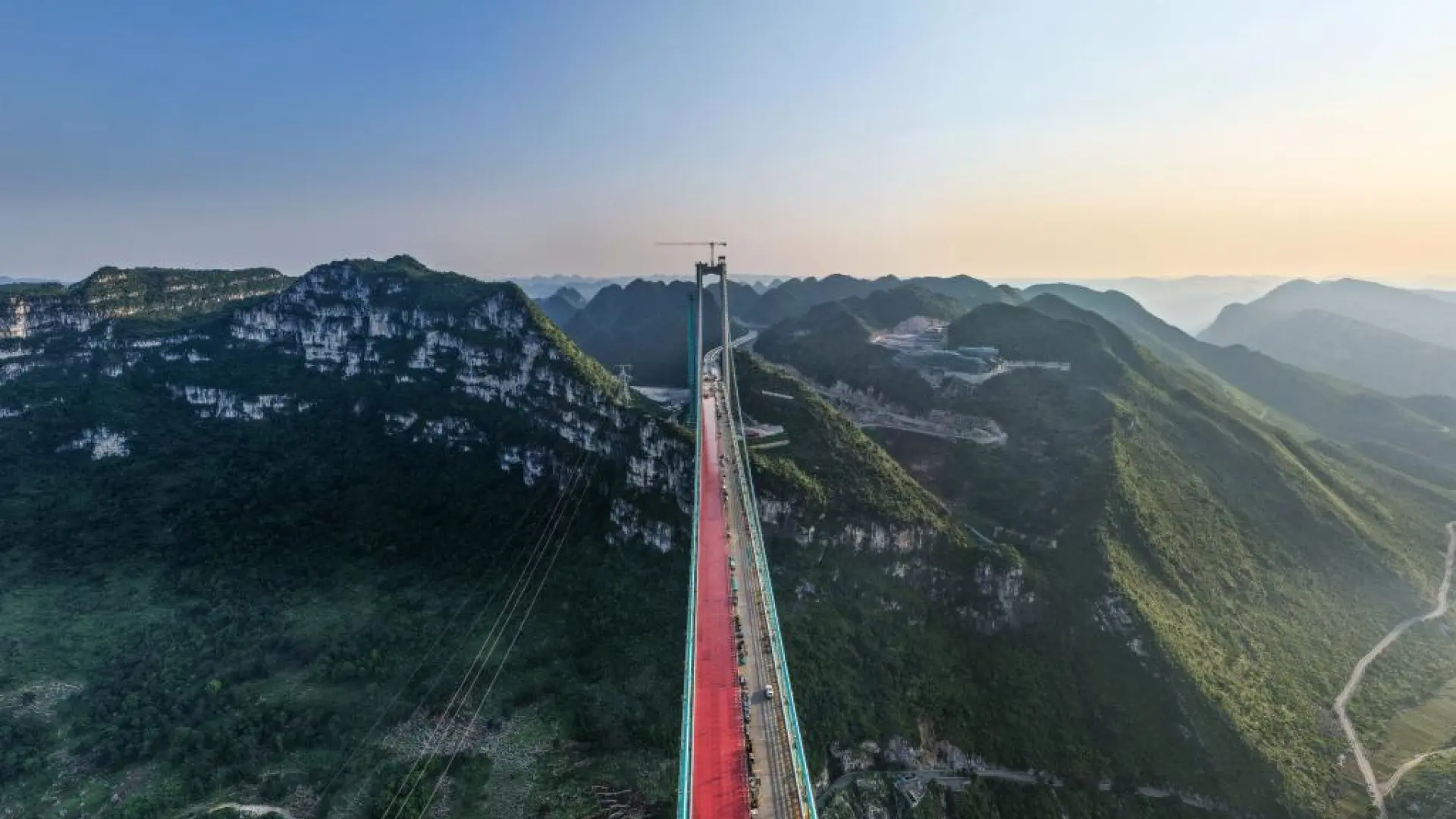 China rompe su récord con el puente más alto del mundo, de 625 metros sobre un río