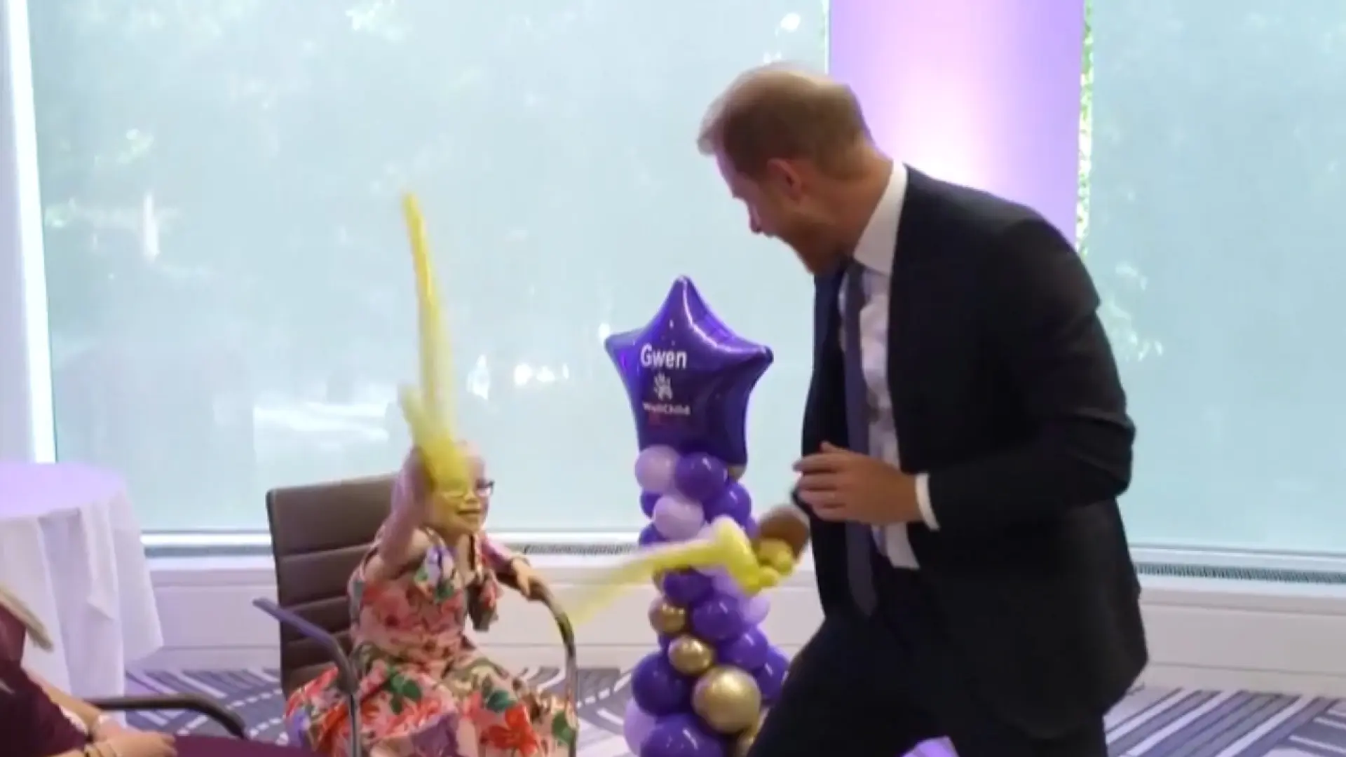 La entrañable guerra de globos que ha protagonizado el príncipe Harry con una niña de 9 años