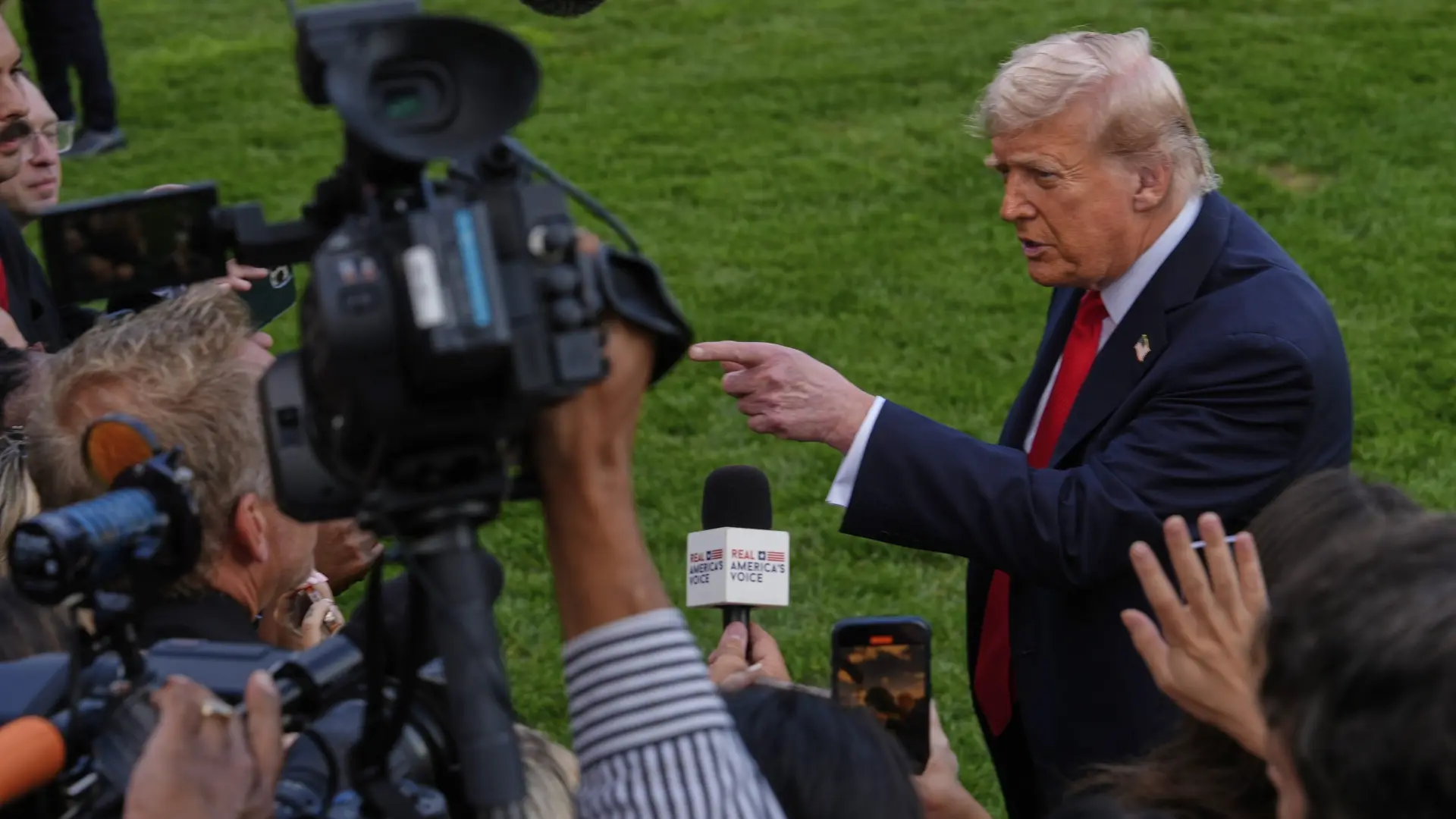 Trump llama a «dar una paliza» a los «lunáticos de izquierda» tras el asesinato de Kirk, de quien destaca que «no era violento»