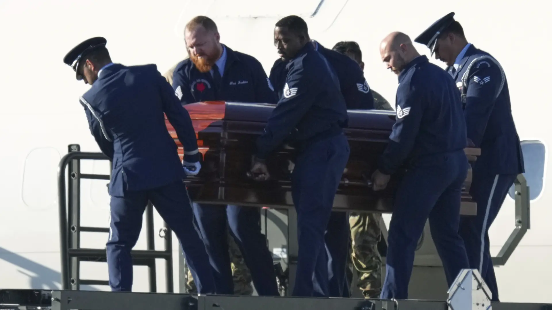 Vídeo | Así fue el 'presidencial' traslado del féretro de Charlie Kirk: a bordo del Air Force Two y escoltado por el vicepresidente