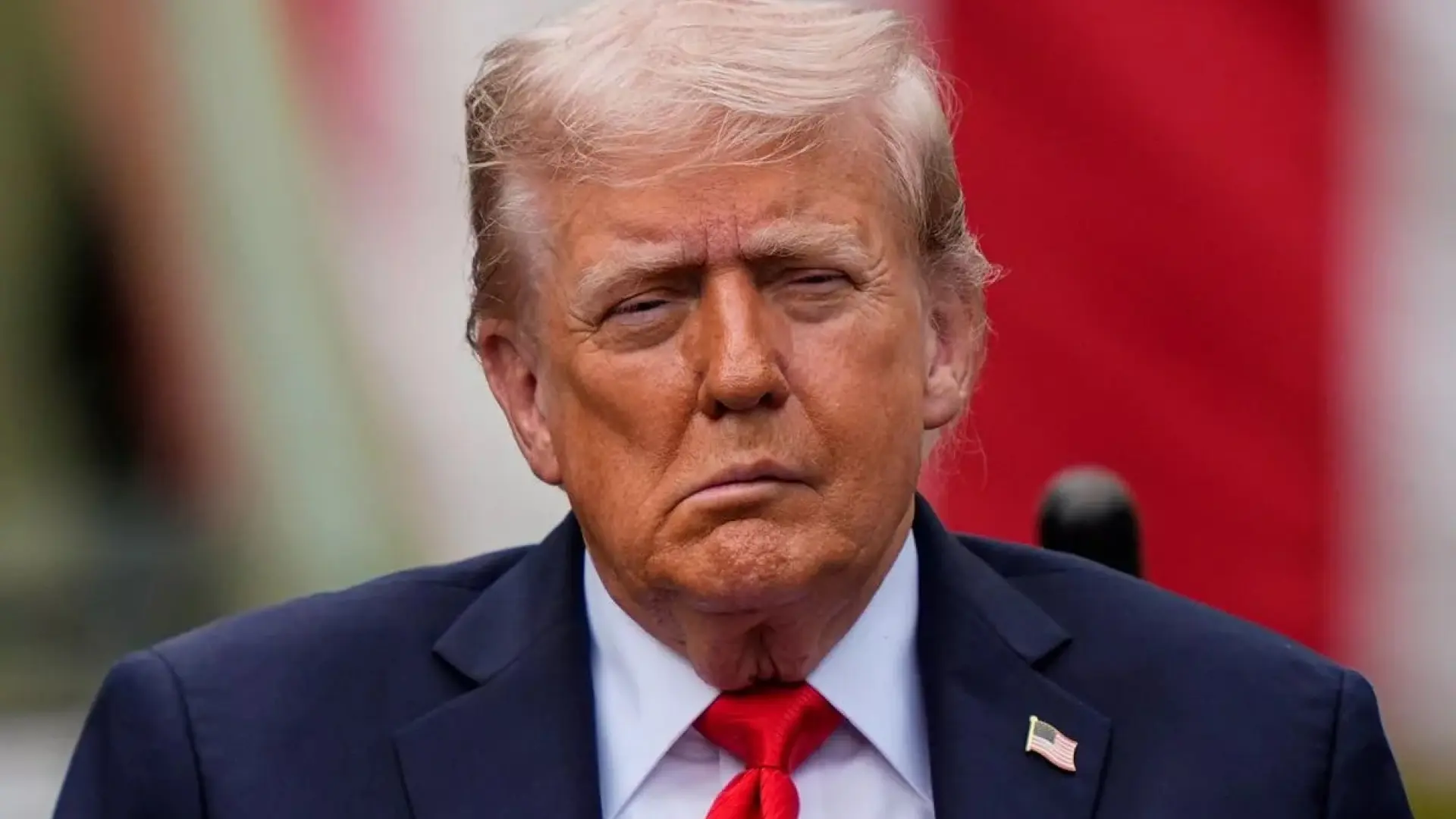 La mancha en la mano, tobillos hinchados, la boca torcida: los signos que despiertan los rumores sobre la salud de Trump