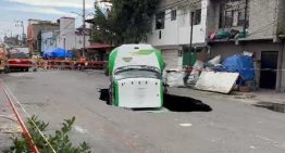 Camión repartidor se hunde en mega socavón de 12 metros en Iztapalapa VIDEO