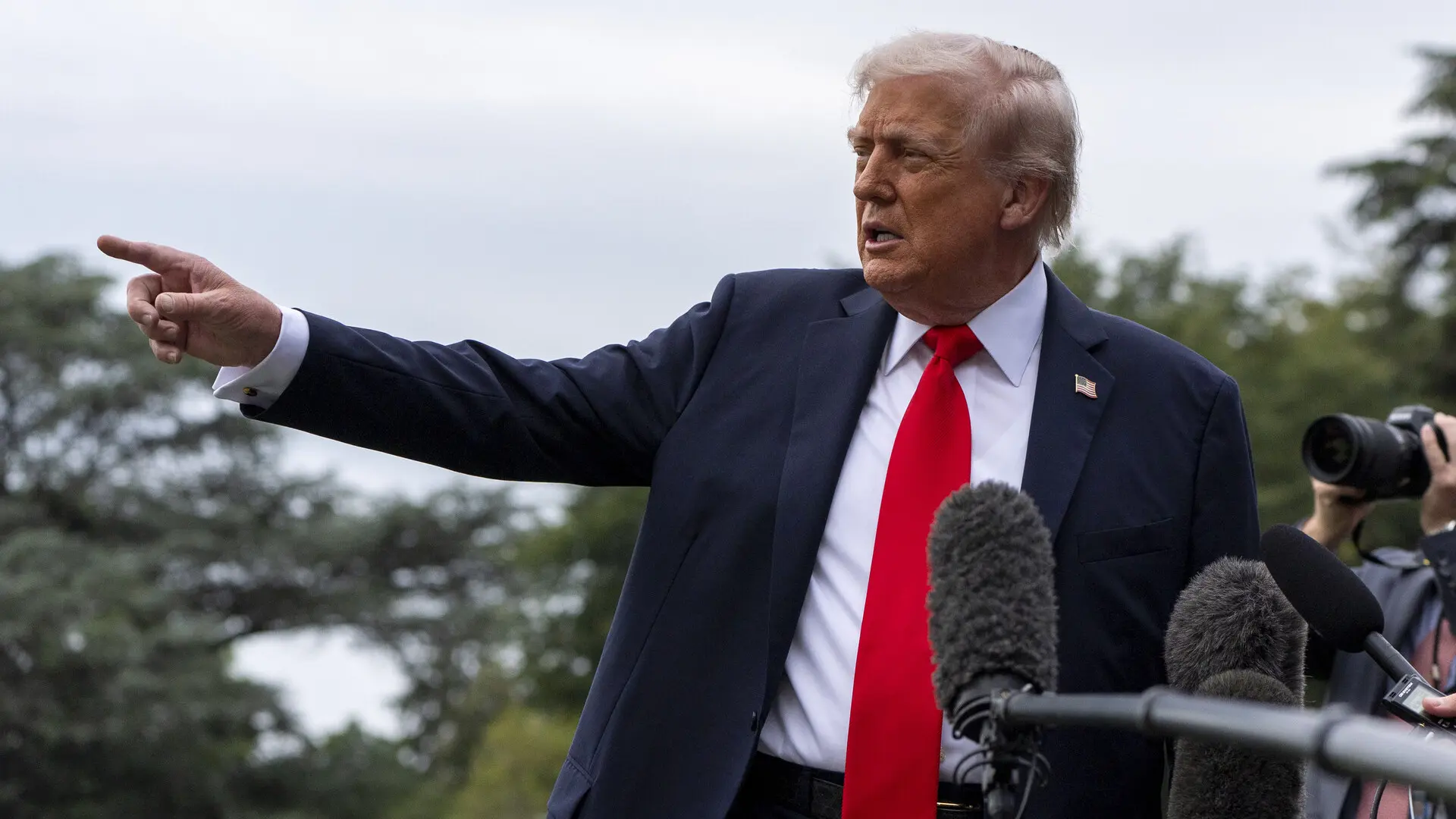 Trump asegura que EEUU atacó a una tercera embarcación cerca de Venezuela