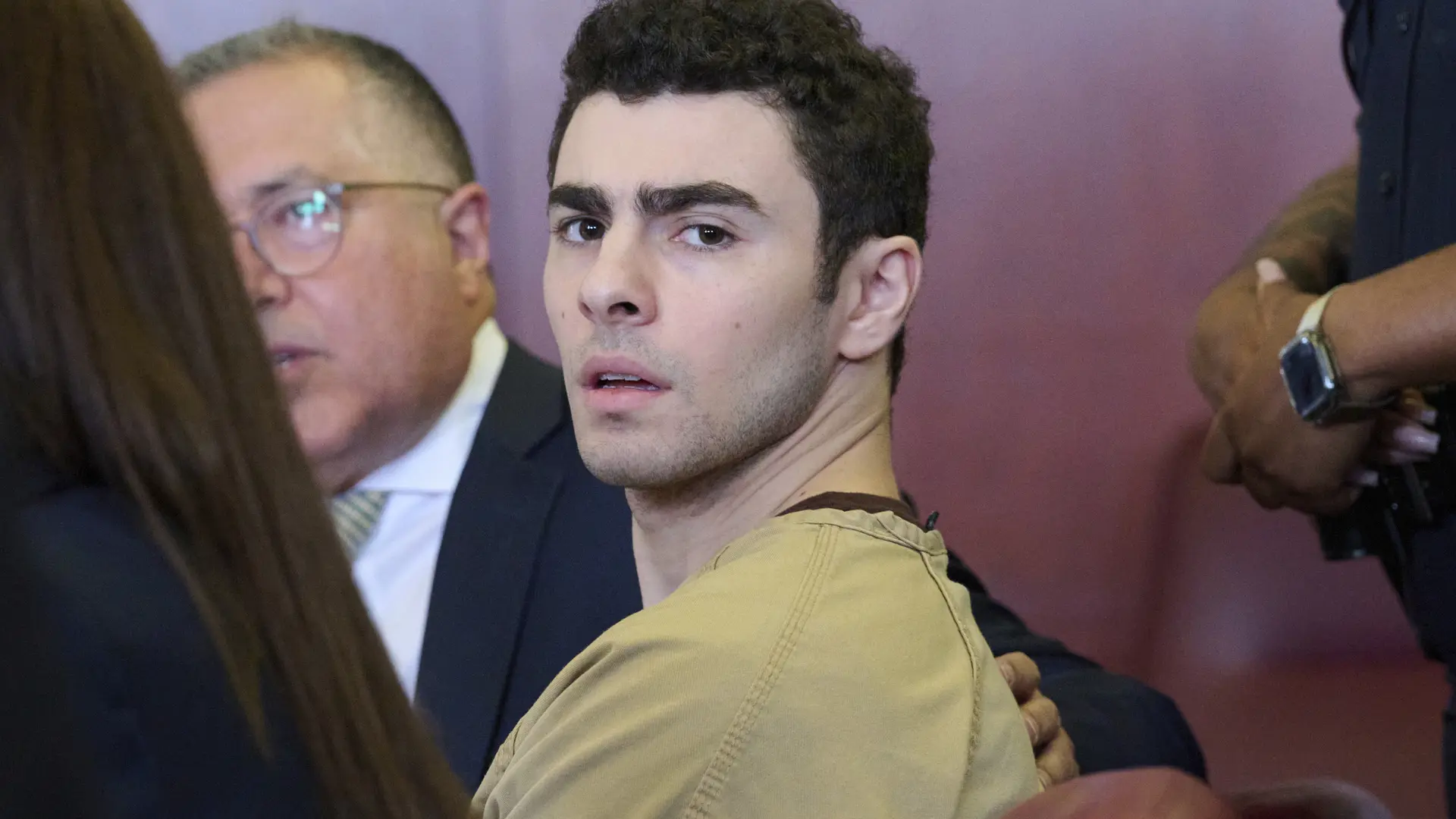 Un juez de Nueva York desestima los cargos de terrorismo en el caso contra Luigi Mangione en una vista llena de sus fans