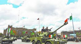Crónica del desfile: “Eres un orgullo Ángela”, exclaman entre emoción y reclutamiento