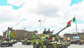 Crónica del desfile: “Eres un orgullo Ángela”, exclaman entre emoción y reclutamiento