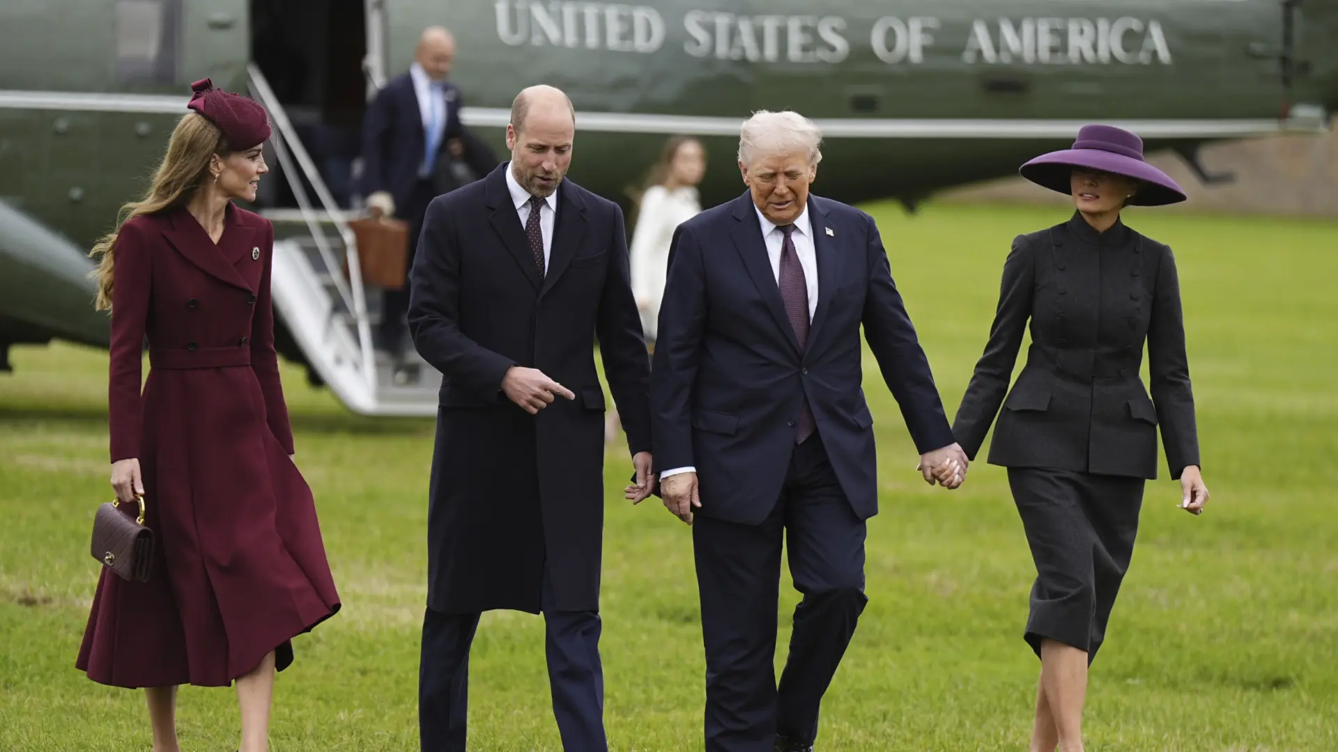 El pomposo recibimiento de Carlos III a Trump mientras Londres protesta por la visita del presidente