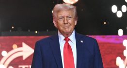Trump encabeza el homenaje al líder conservador Kirk ante miles de seguidores