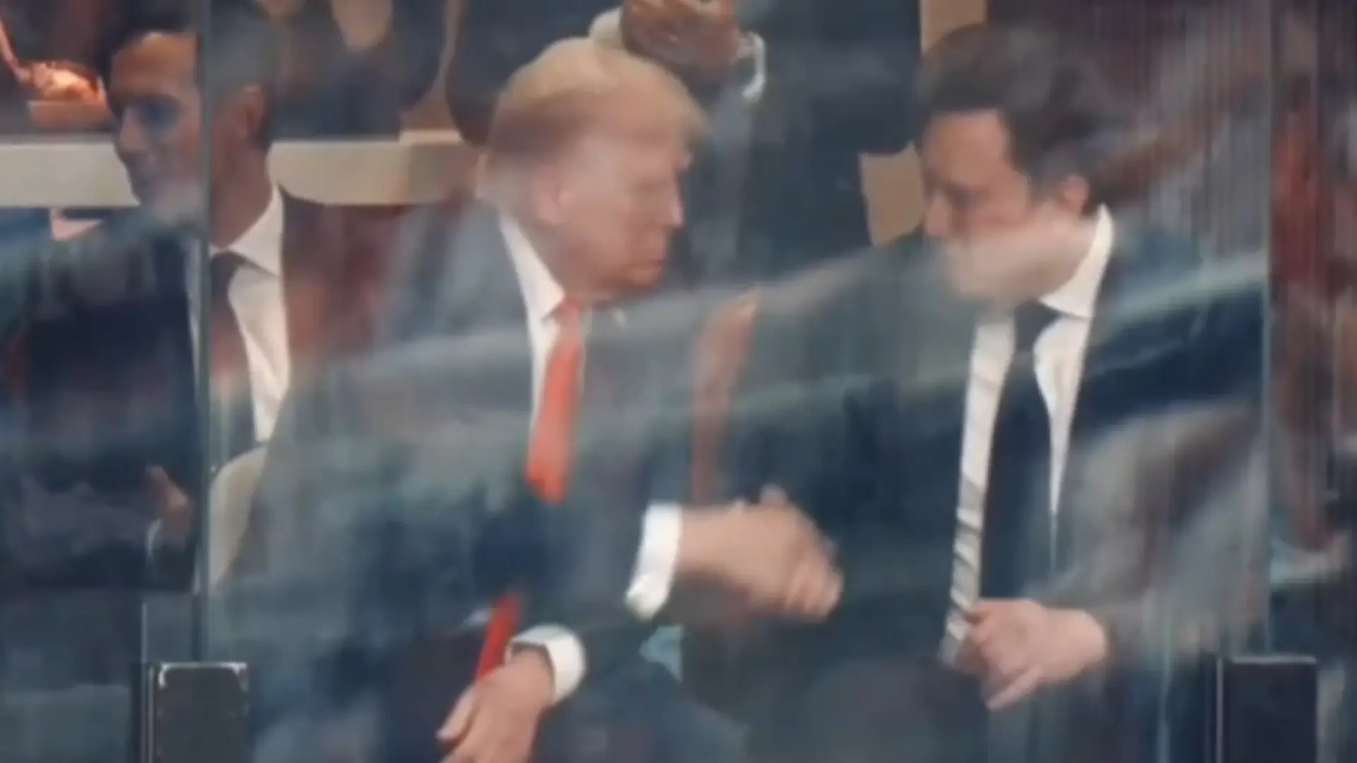 Donald Trump y Elon Musk sellan la paz con un apretón de manos en el funeral de Kirk: «Por Charlie»