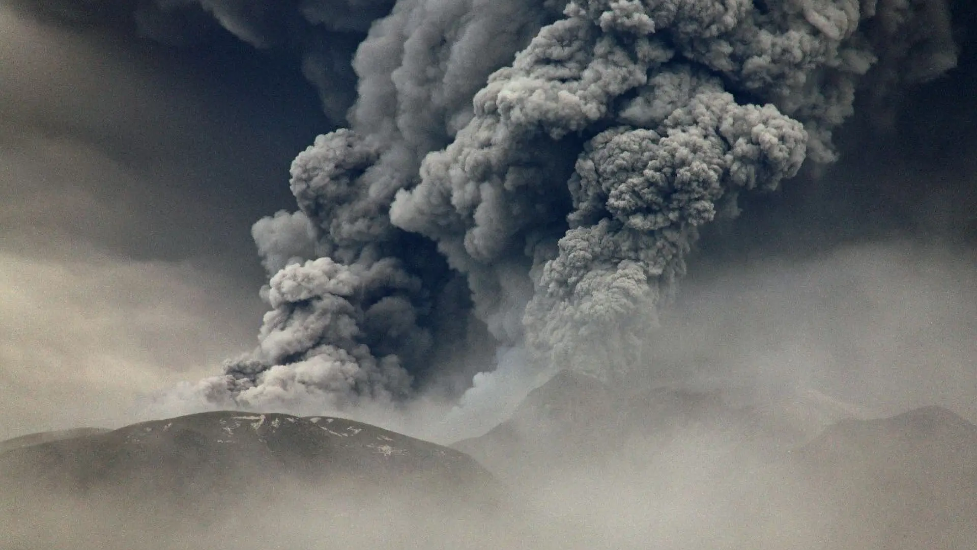 El volcán Shiveluch entra en erupción y expulsa una columna de cenizas a cinco kilómetros sobre el nivel del mar