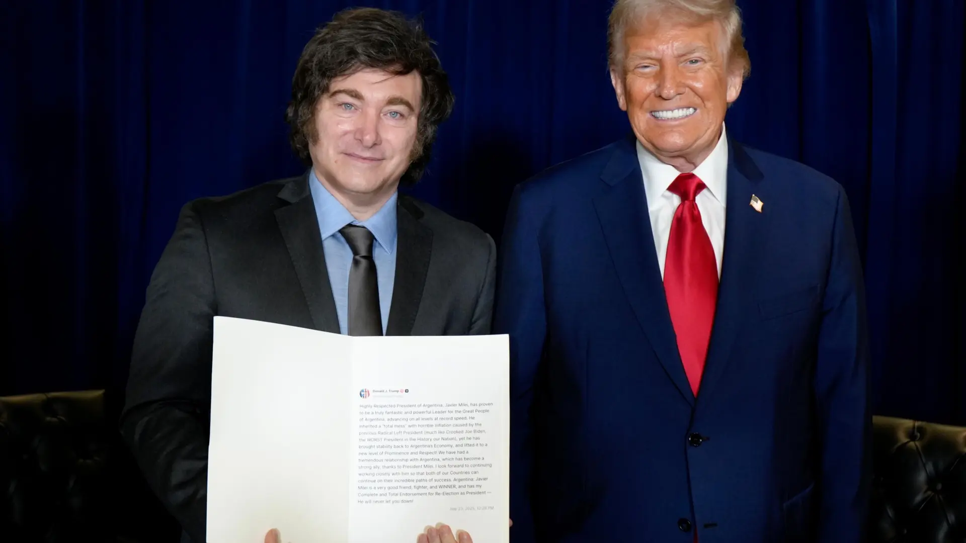 Trump respalda la reelección de su «buen amigo» Milei en Argentina y le regala un mensaje impreso de Truth Social