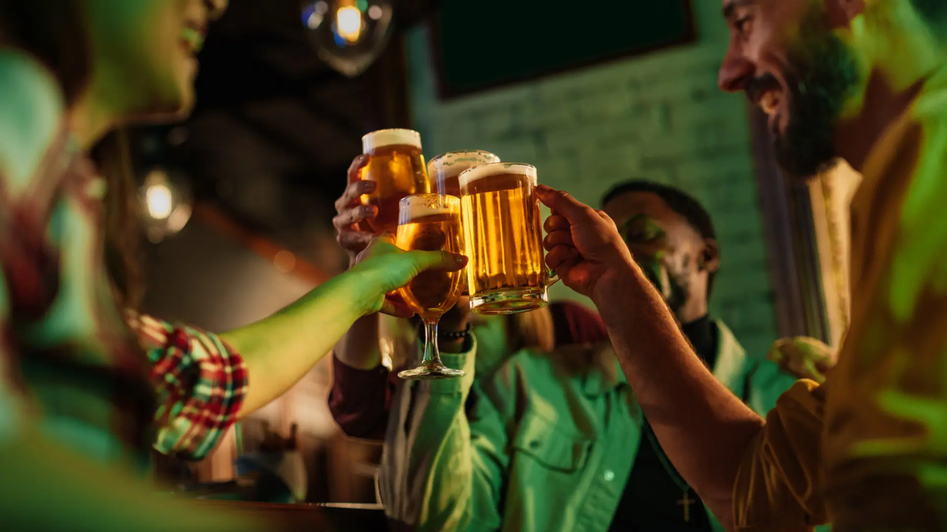 Beber cualquier cantidad de alcohol aumenta el riesgo de demencia, según el mayor estudio hasta la fecha