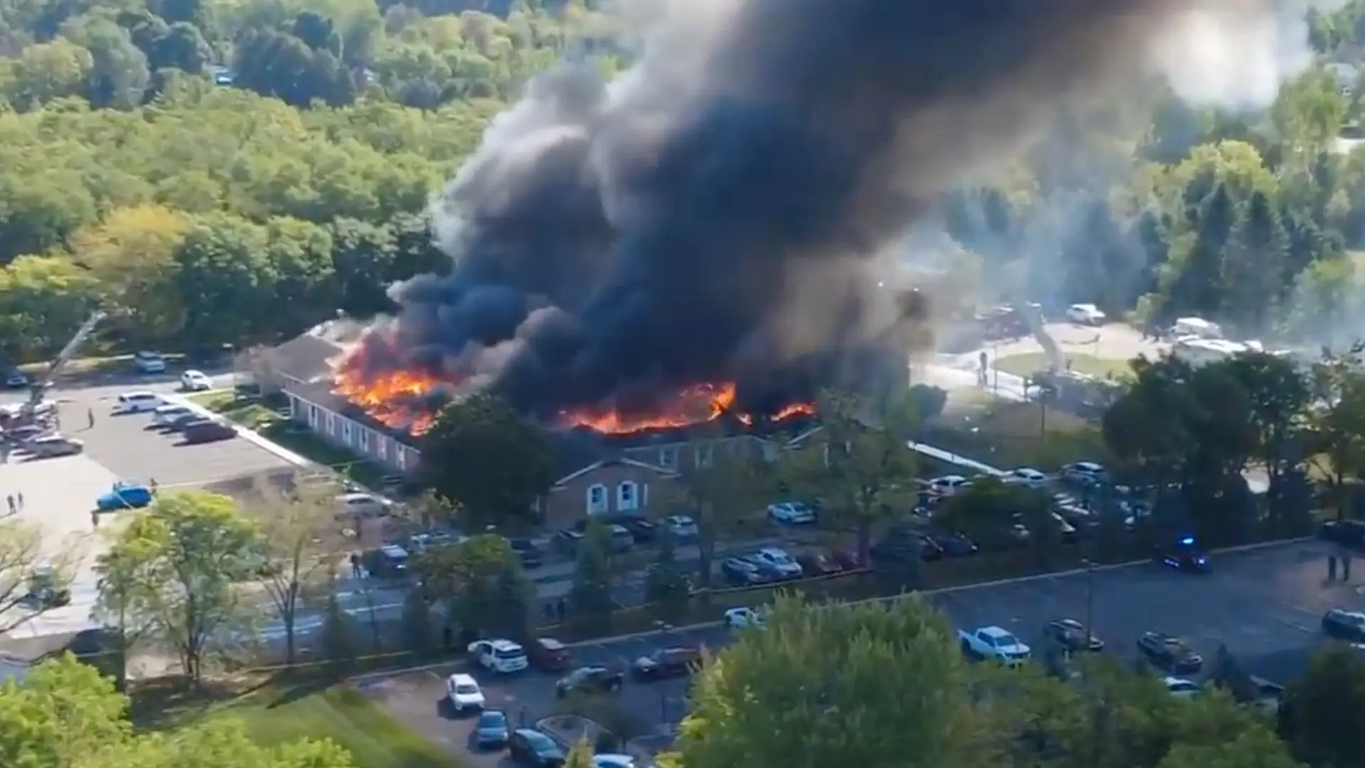 Al menos un muerto y diez heridos en un tiroteo en una iglesia mormona en Michigan: el templo ha sido incendiado